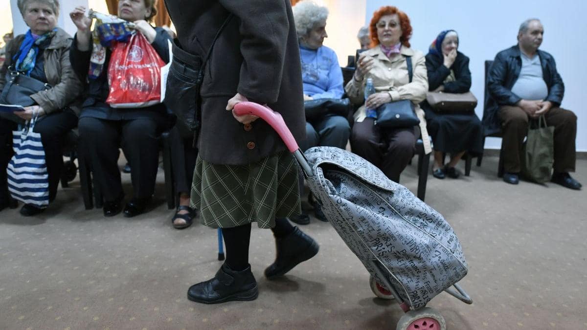 Prof. Cristian Socol: Blocarea creșterii salariului minim înseamnă intrarea în sărăcie a 838.429 români