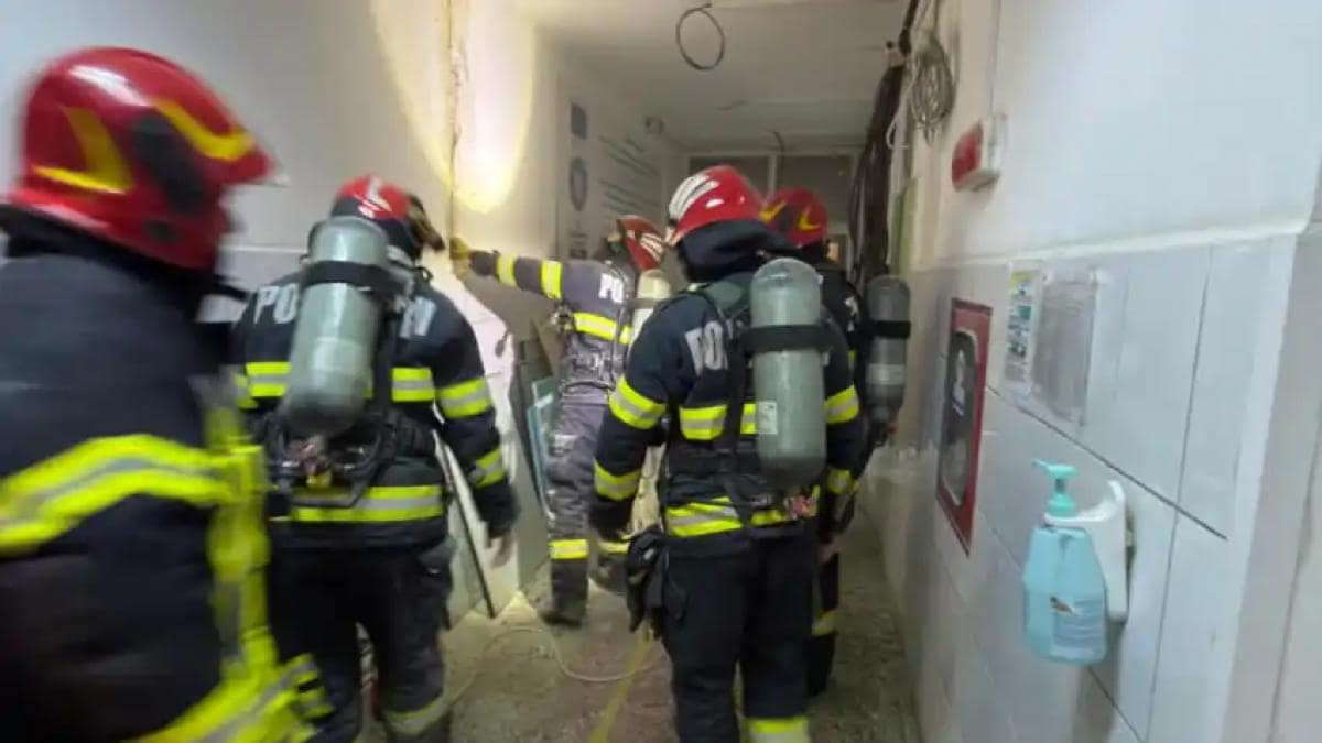 Incendiu la Spitalul Județean Reșița: fum dens, Planul Roșu activat și pacienți evacuați