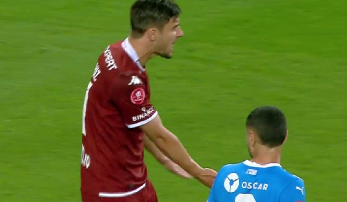 Conflict pe teren! Doi jucători de la Rapid s-au certat în timpul meciului cu Universitatea Craiova