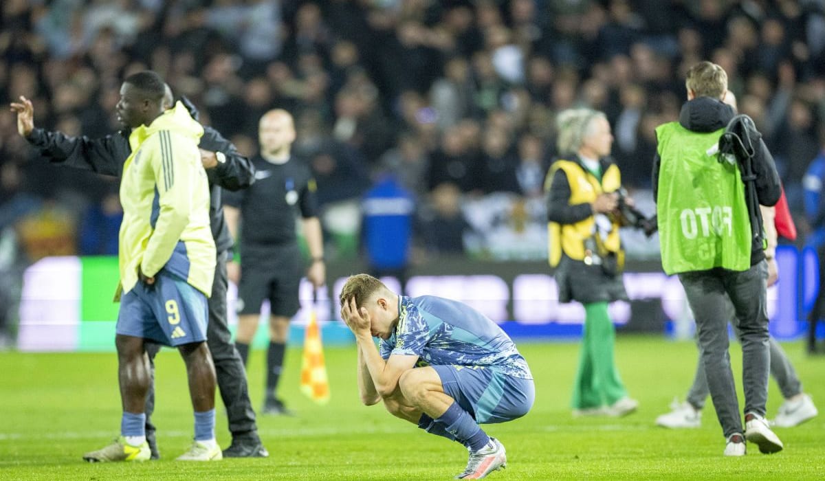 Dramă incredibilă în Eredivisie! A fost răpusă în minutul 90+9, cu om în plus, și este la un pas de a rata titlul