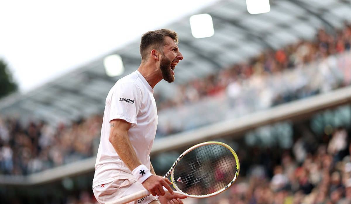 Lovitura zilei la Roland Garros! Și-a aruncat racheta pe zgură și a sărbătorit cu fanii