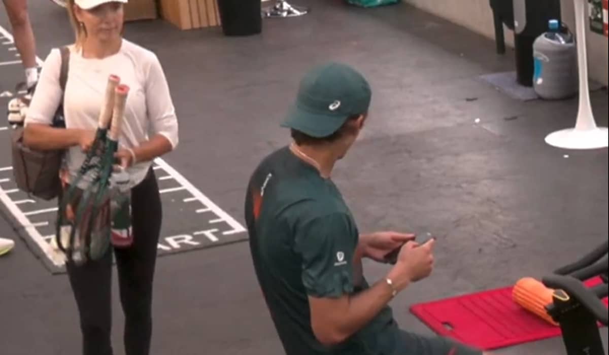 Consolat de iubita tenismenă după eșecul-surpriză de la Roland Garros » Camerele de supraveghere au surprins scena, imaginile au ajuns pe internet