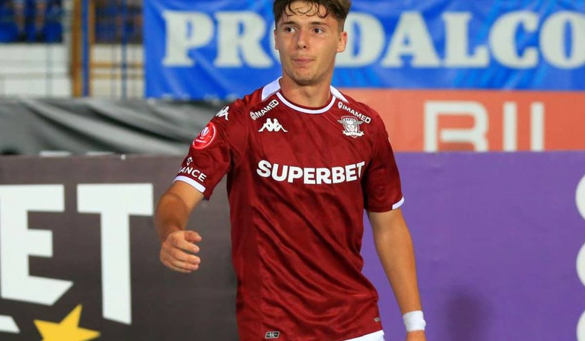 În timp ce achizițiile întârzie, Rapid negociază cedarea lui Rareș Pop în Superliga