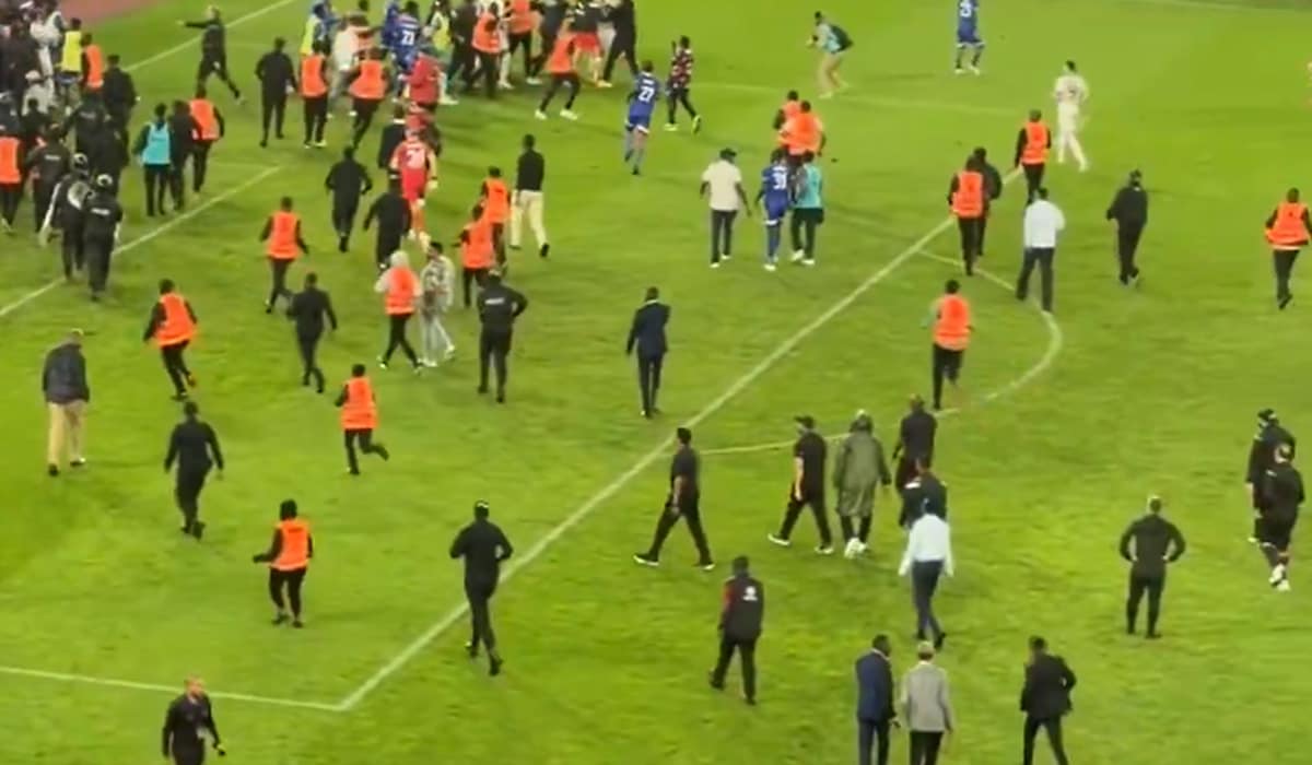 Haos inimaginabil la meciul lui Reghecampf din Liga Campionilor Africii! Bătaie generală, jandarmii și scutierii din Rwanda au pătruns pe gazon