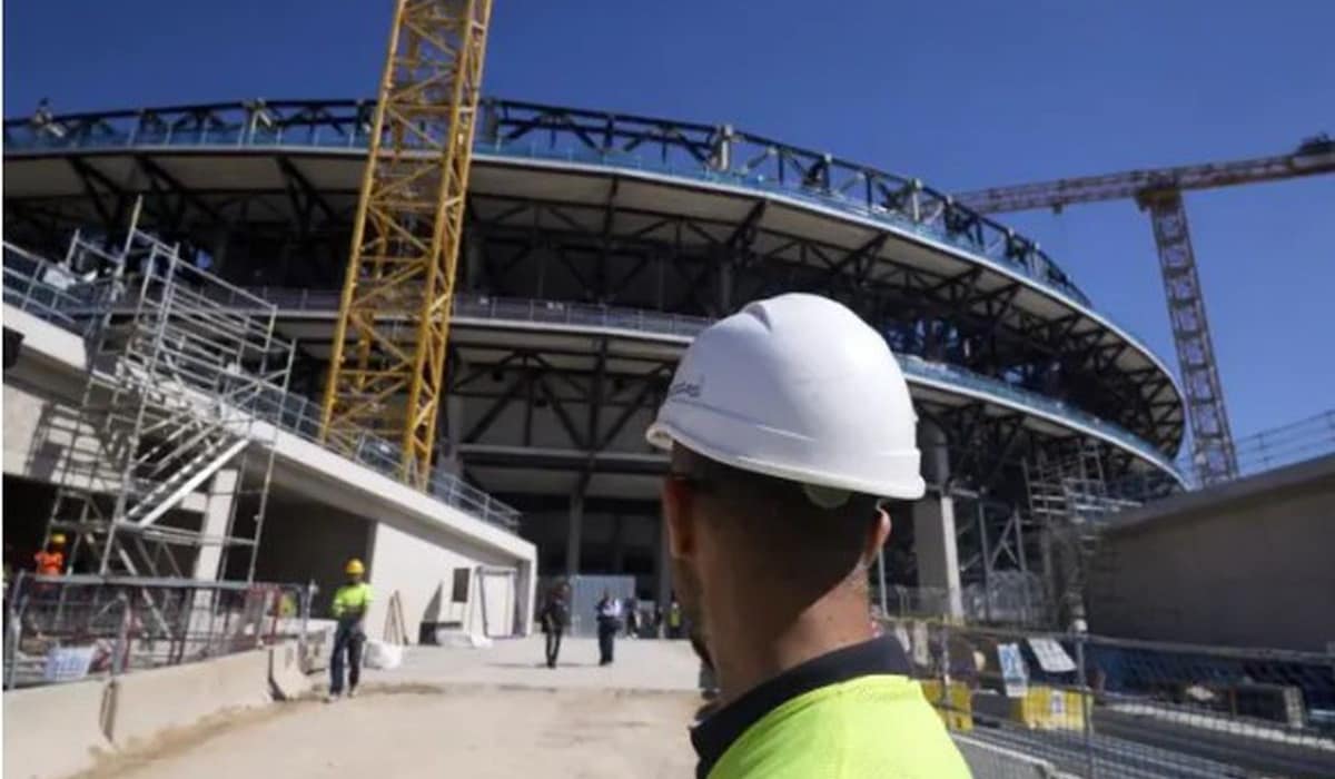 Amenzi mari pentru firma care a angajat muncitori la Nou Camp » „Ne-au păcălit! Dacă știam, nu am fi venit”