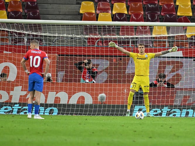 FCSB - Universitatea Craiova 1-0, cu IstVAR Kovacs! Cel mai bun arbitru al României nu mai vede NIMIC pe teren FCSB - Universitatea Craiova 1-0, cu IstVAR Kovacs! Cel mai bun arbitru al României nu mai vede NIMIC pe teren