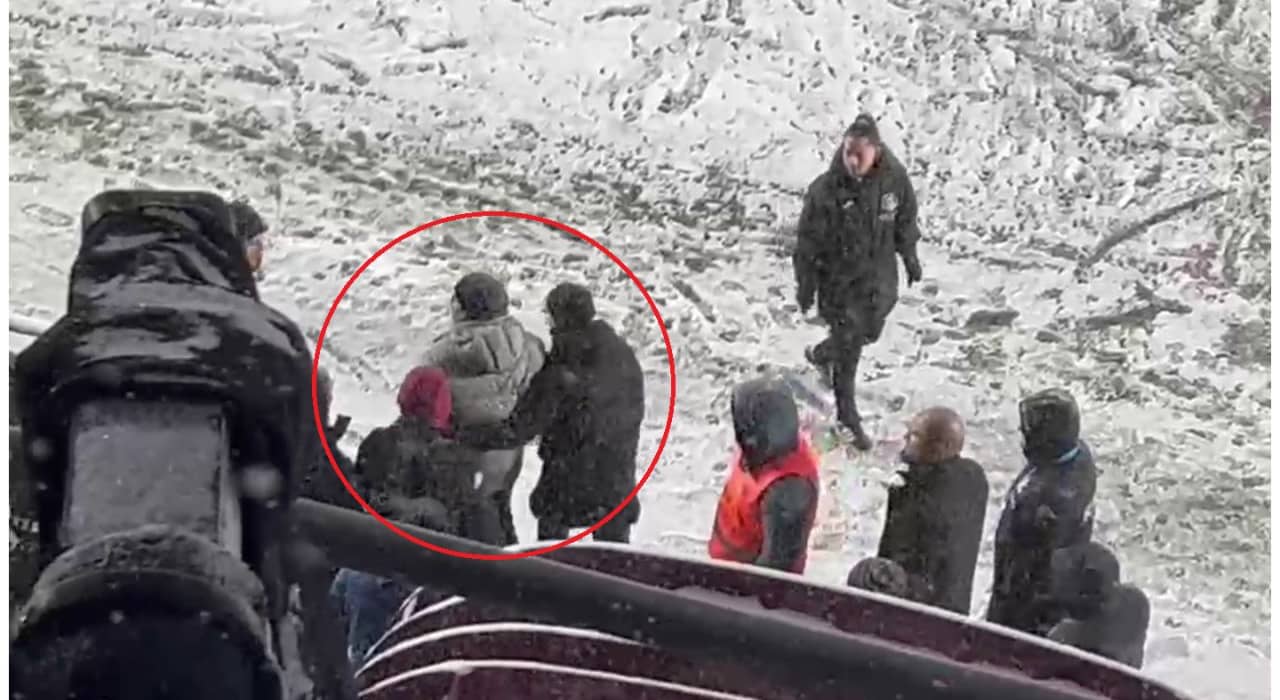 Marius Șumudică, asaltat cu bulgări de zăpadă pe Giulești! Ce gest extrem voia să facă antrenorul