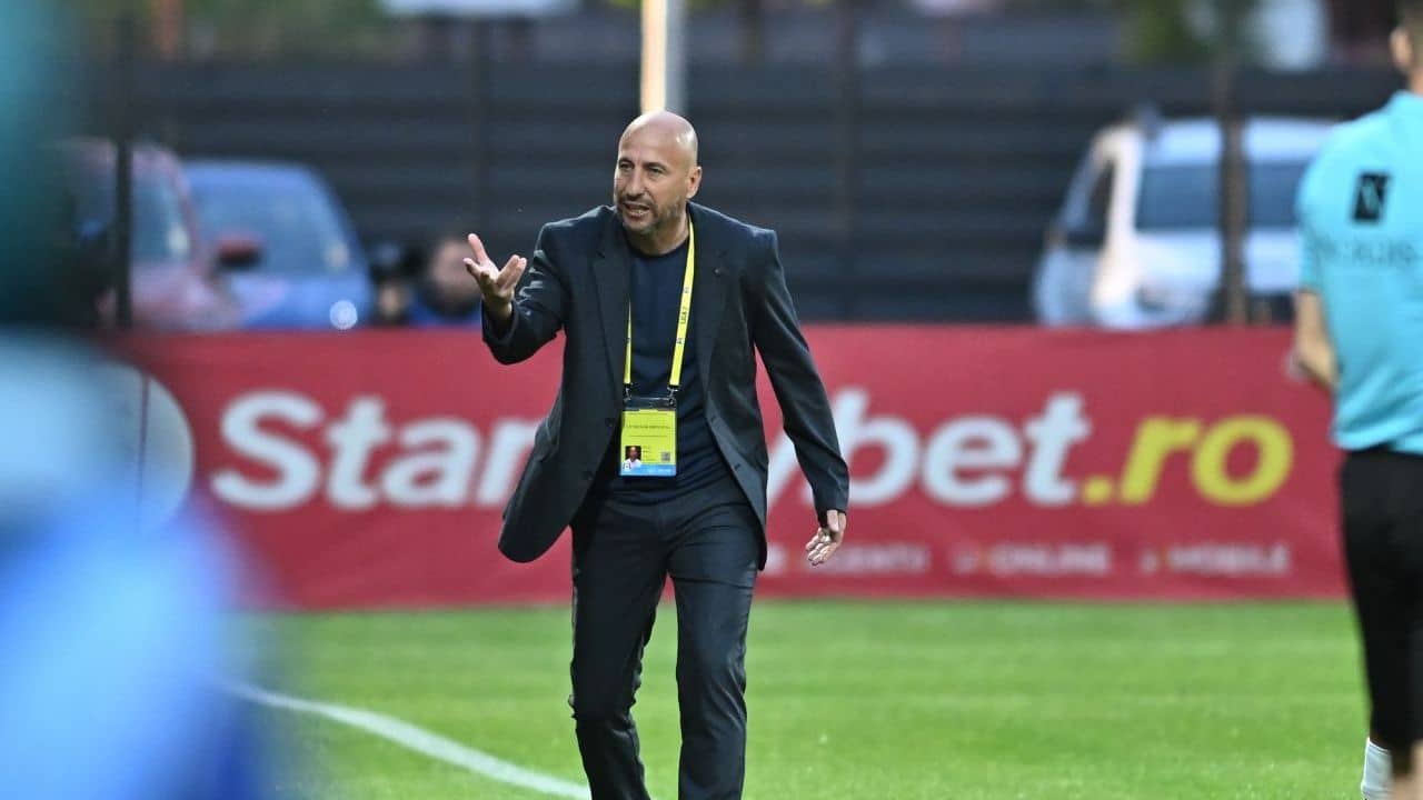 Robert Ilyeș a răbufnit la adresa arbitrului după eșecul cu Universitatea Craiova: „Dă, mă, 5%, cât trebuie să dai!”