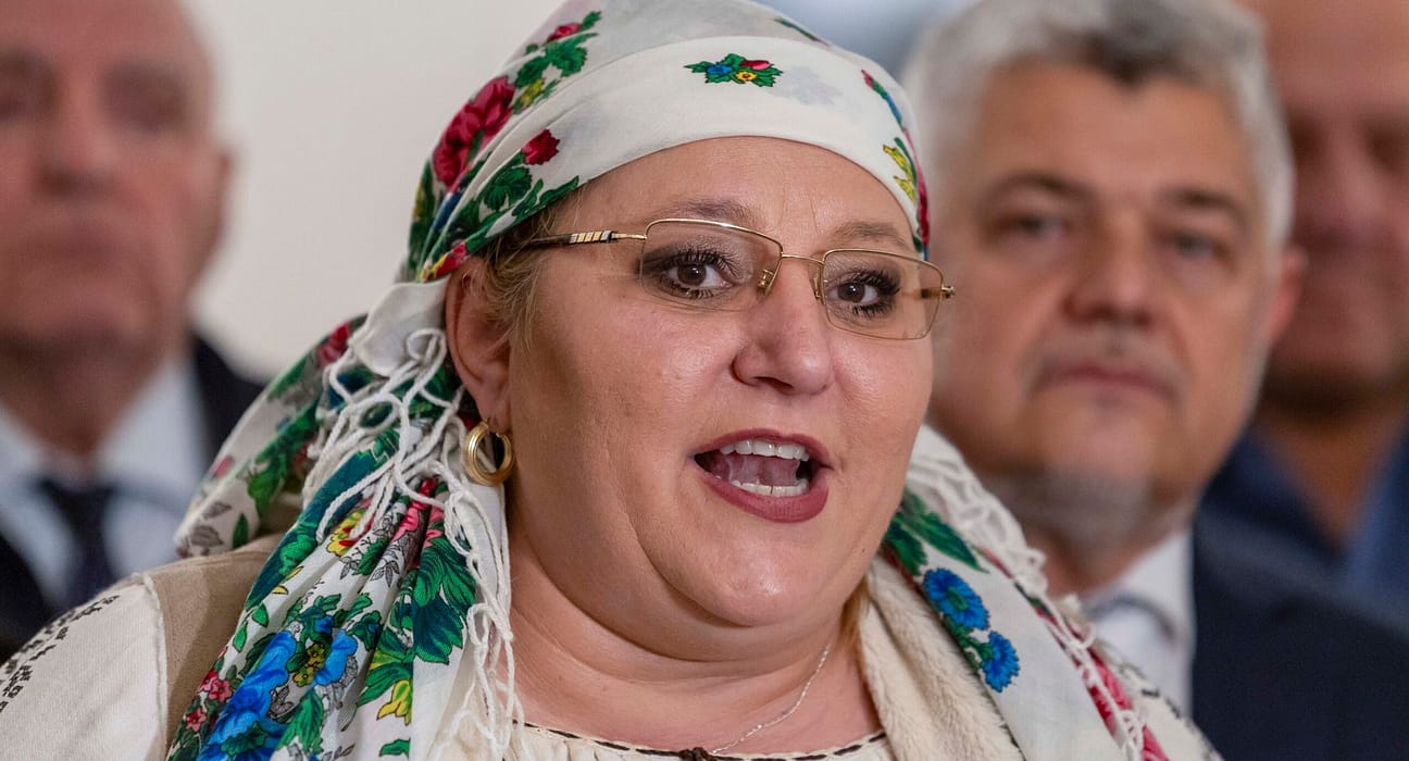 VIDEO Diana Șoșoacă a năvălit în biroul unui judecător CCR: „Demisia și la pușcărie!”. Șefa SOS România a venit să ceară socoteală pentru blocarea candidaturii sale