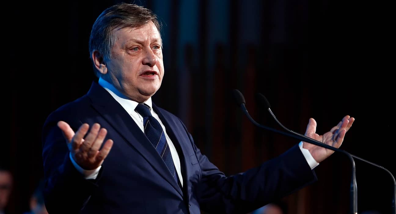 Crin Antonescu le răspunde celor care întreabă ce a făcut în ultimii 10 ani: Aveam lucruri mai importante de făcut decât politica / Am stat alături de familie, e timpul să stau alături de ţară