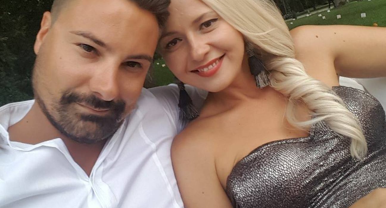 Șeful de campanie al lui Călin Georgescu la care au descins azi mascații este un fost jurnalist. Rolul jucat de soția sa