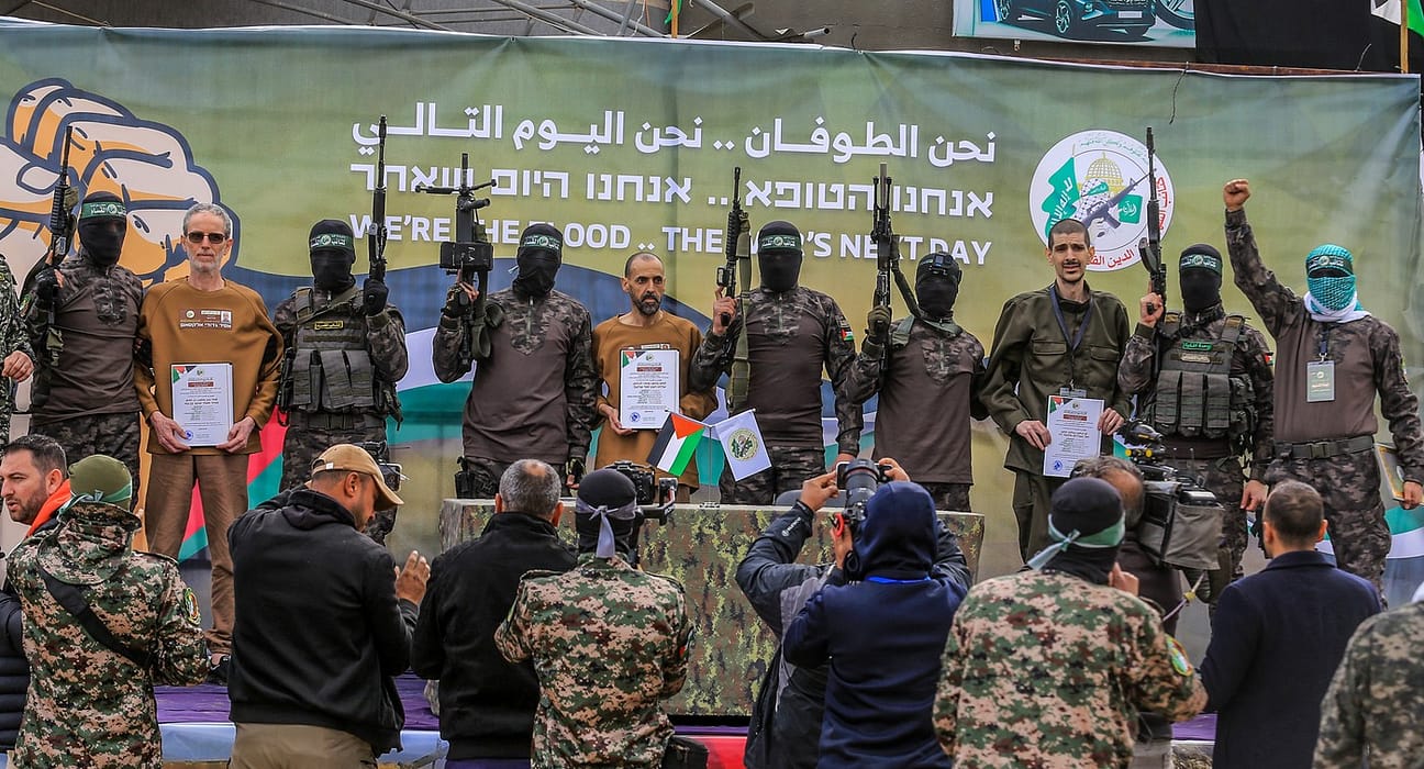 Hamas suspendă eliberarea ostaticilor israelieni și acuză Israelul de nerespectarea armistițiului