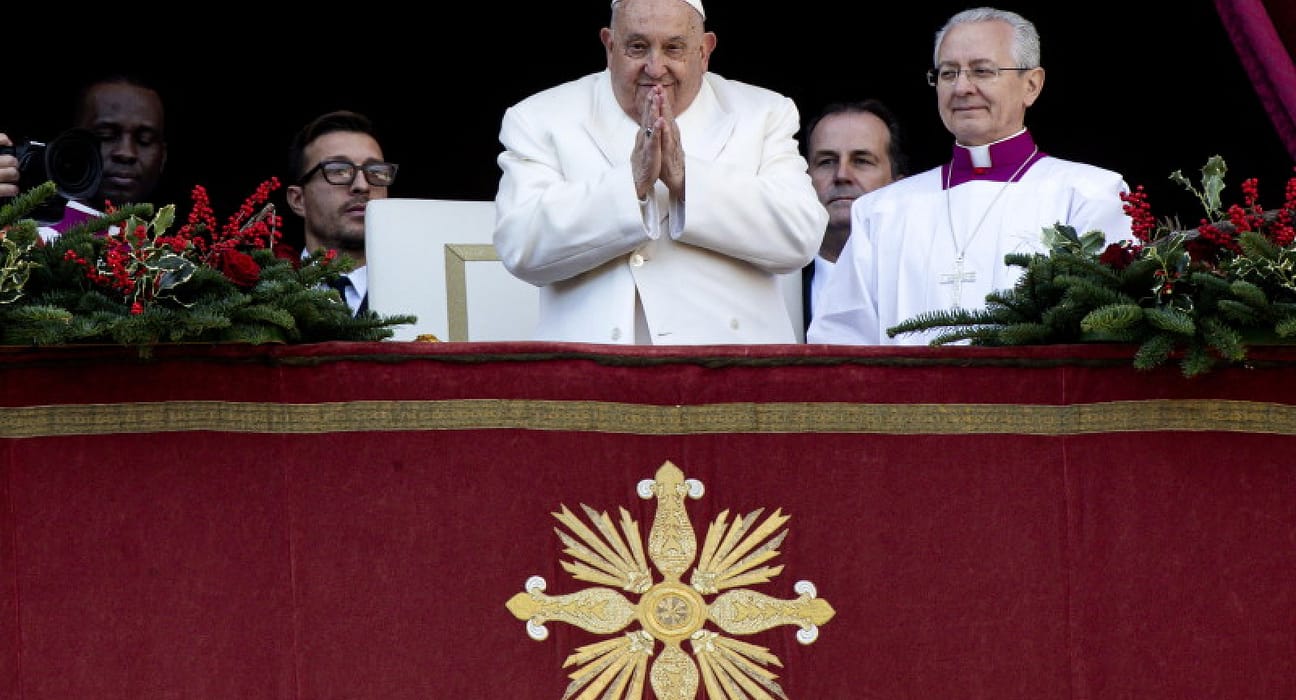Papa Francisc s-a întors la Vatican după mai bine de o lună de spitalizare, dar rămâne departe de privirile publicului