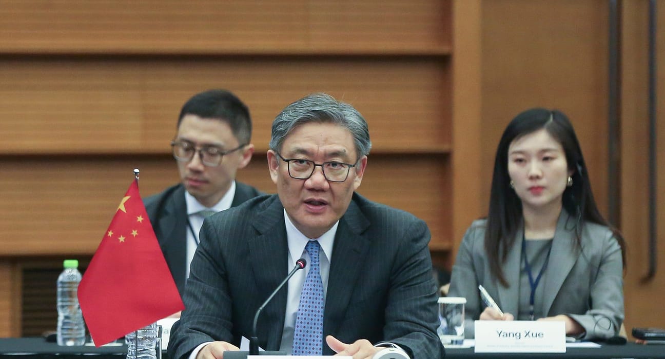 China sugerează că s-a înțeles cu Japonia și Coreea de Sud să răspundă împreună taxelor vamale decise de Trump. Reacție imediată de la Tokyo