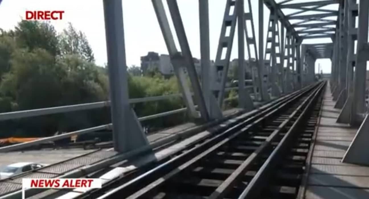 Crimă șocantă în Oradea. O femeie, ucisă de tren, după ce a fost ținută cu forța pe șine de către un bărbat