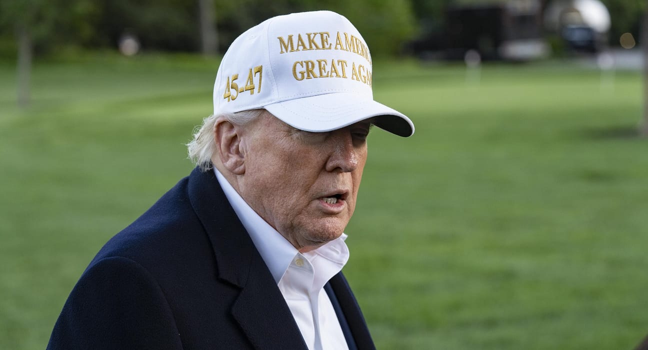 VIDEO „Mi-ar plăcea să fiu eu Papă”, glumeşte Donald Trump referitor la cine ar trebui să fie noul suveran pontif