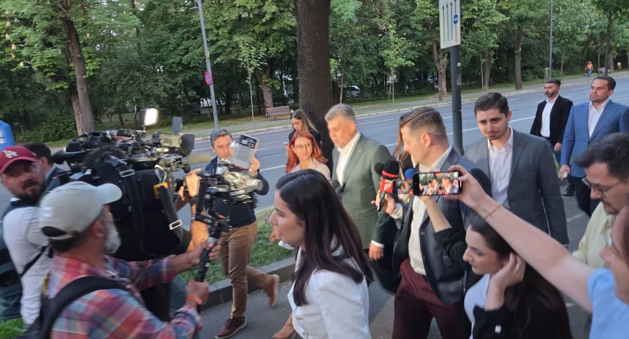 Ce i-a strigat Moșteanu (USR) lui Ciolacu (PSD) înainte de publicarea exit poll-urilor, în plină stradă