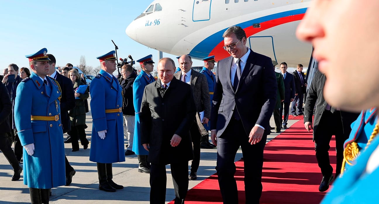 Zborul lui Aleksandar Vucic spre Moscova, deviat de urgență din cauza haosului provocat de dronele ucrainene