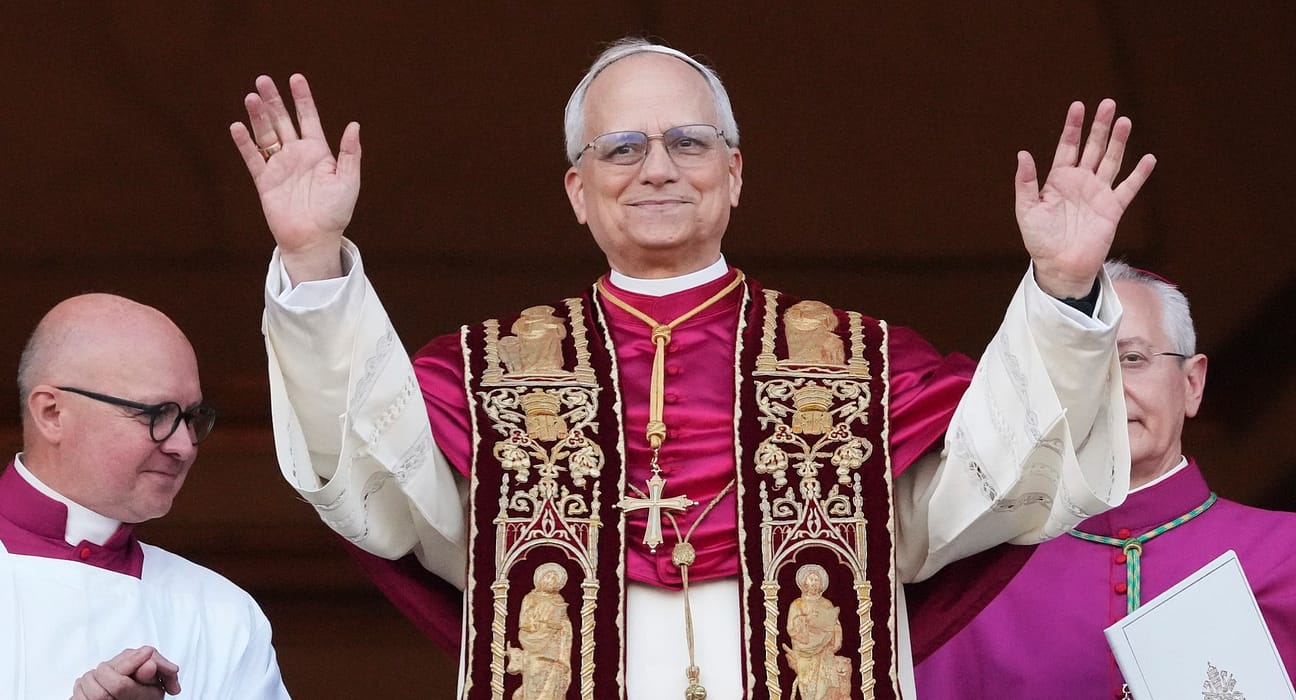 Momentul în care Papa Leon al XIV-lea a apărut pe balcon și a salutat credincioșii – VIDEO