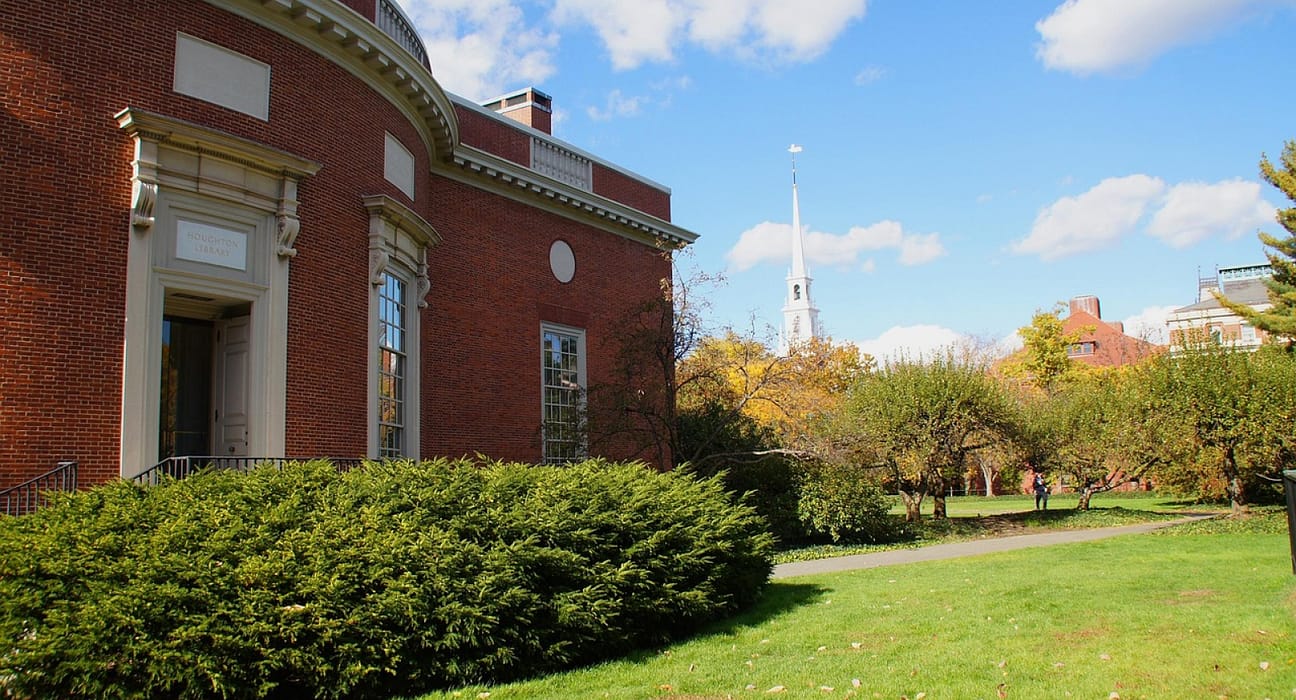 Studenții români de la Harvard trăiesc în incertitudine, după ce Trump a anunțat că îi vrea afară din Universitate. „Avem o teamă reală pentru viitorul nostru”