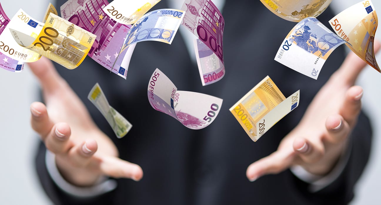 Declarațiile de avere și interese ale politicienilor, secretizate prin decizia CCR. Nu mai cuprind averile soților și copiilor