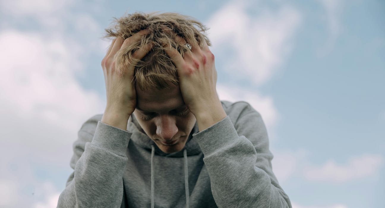 De ce ne doare capul după ce plângem și cum putem preveni disconfortul