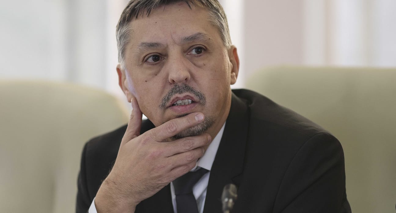 Ministrul Daniel David vrea ca profesorii să stea 8 ore pe zi în școală: Dacă ești plătit pentru 8 ore, stai 8 ore