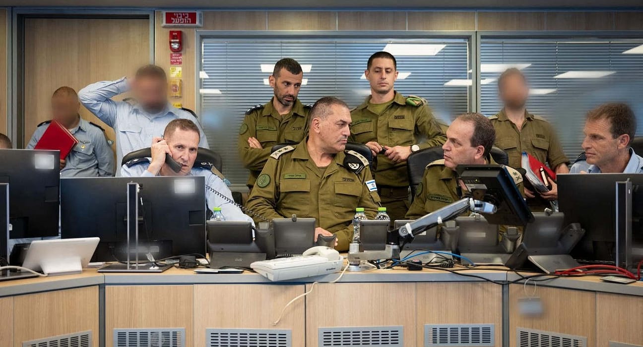 „O perdea de fum perfectă”. Cum i-au păcălit israelienii pe liderii de la Teheran, înainte de atacul devastator din această noapte din Iran