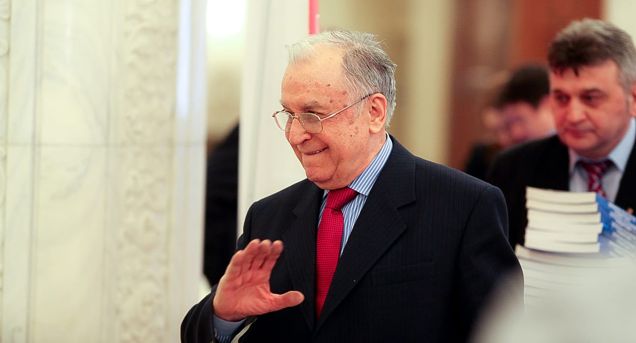 Tratament personalizat. Iliescu are cancer pulmonar. De ce medicina nu mai întreabă „câți ani ai?”, ci „ce mutație ai?”