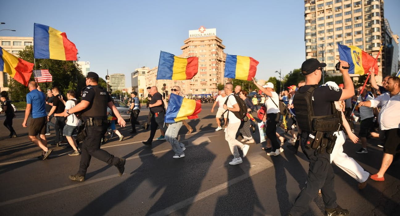 Scandal la protestul AUR. Manifestanţii au forţat cordonul de jandarmi