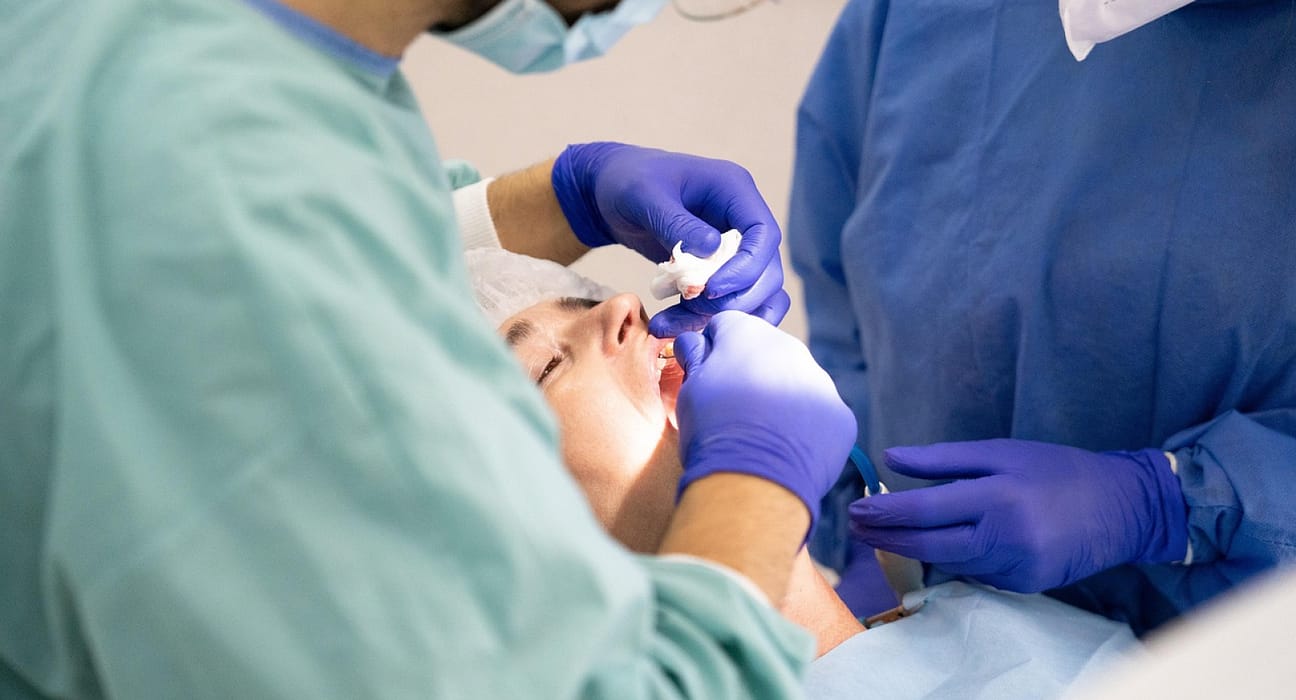Un fals dentist a făcut zeci de intervenții stomatologice complicate, folosindu-se doar de tutoriale de pe Internet