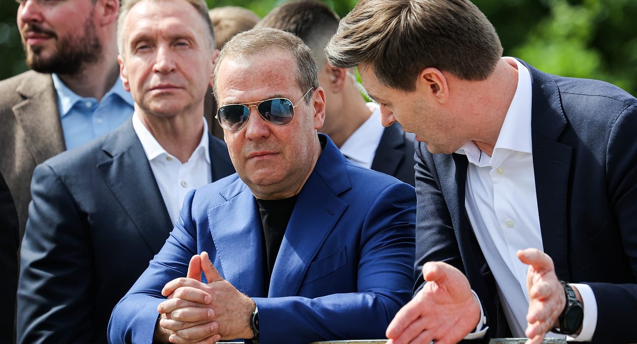 Acuzat de Trump că folosește „nonșalant cuvântul cu N”, Medvedev spune ce va face Rusia în legătură cu furnizarea de arme nucleare Iranului