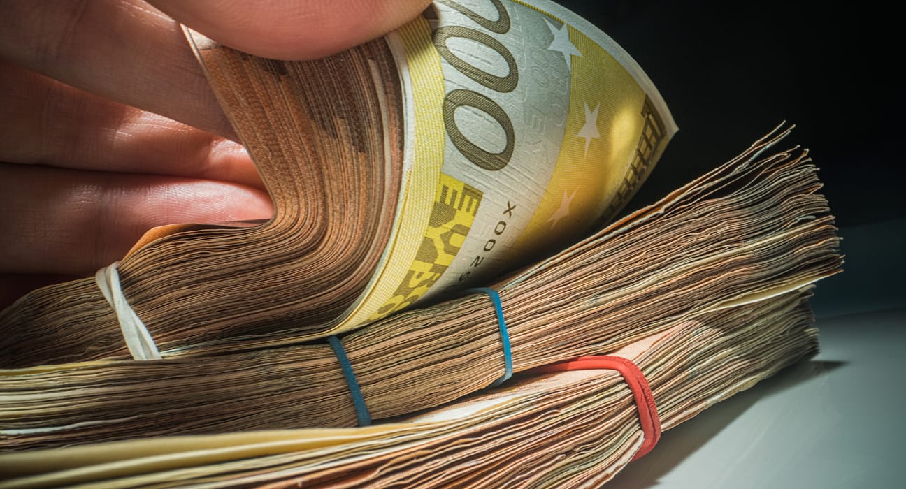 Percheziții la compania-mamă a BRD, în Paris și Luxemburg. Directori din Societe Generale, percheziționați la domiciliu. Patru arestări
