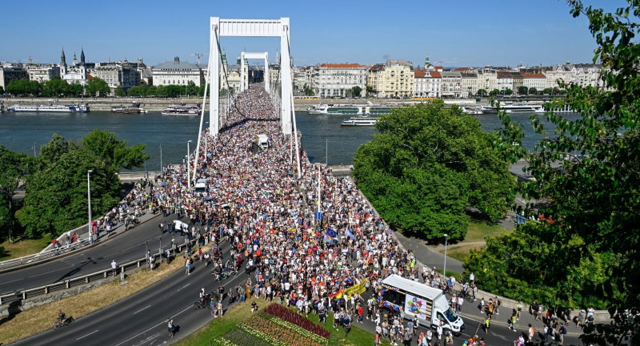 Palmă pentru Viktor Orban: Un miting interzis pentru drepturile LGBTQ+ s-a transformat într-o demonstrație de masă împotriva Guvernului / FOTO