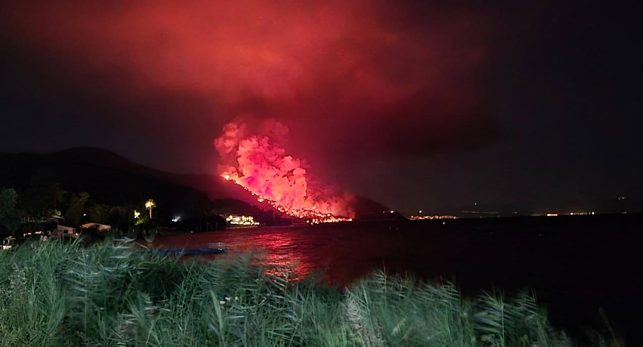 Incendiu puternic în insula Thassos, unde mulți români își petrec vacanța. Pompierii pot interveni doar terestru – VIDEO
