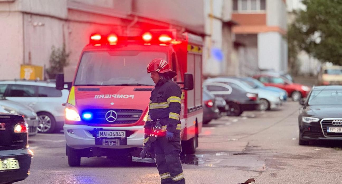Viituri și copaci căzuți în șase județe din țară. Două persoane salvate de pompieri după ce pârâuri au ieșit din matcă