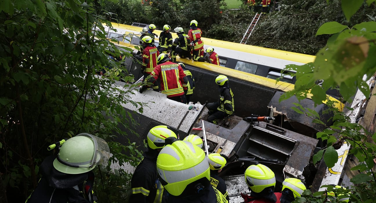 VIDEO Accident feroviar grav în Germania. Mai mulți morți și zeci de răniți după ce un tren a deraiat în sud-vestul țării