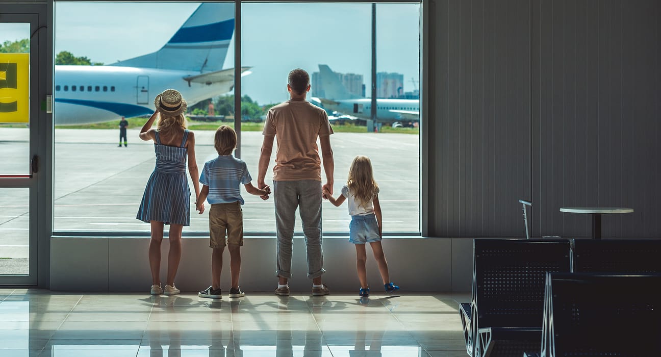 Amenzi de până la 1.000 de euro pentru părinții care „uită” să-și ducă la școală copiii înainte sau după vacanță. Controale chiar și în aeroport, în Germania