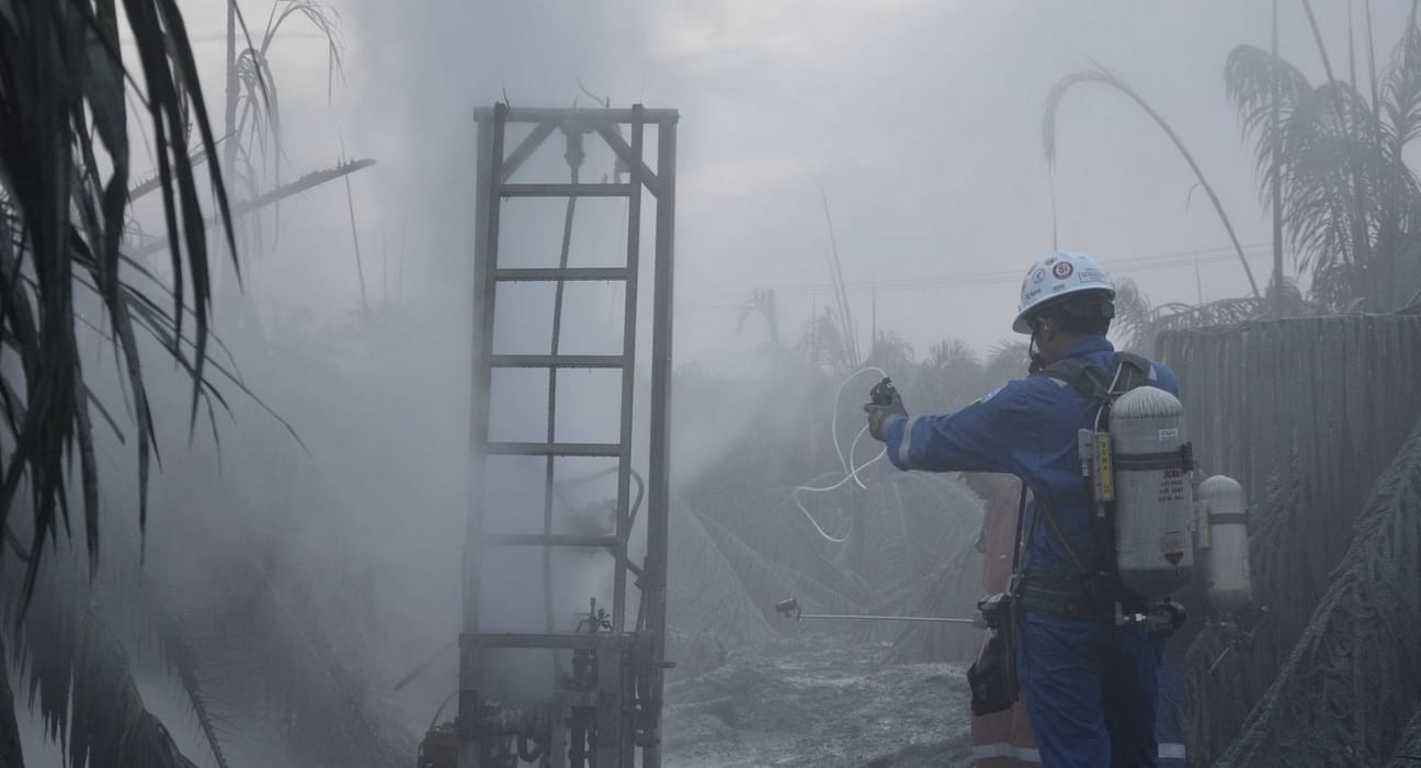 Incendiu la o fabrică de clor din sudul Franței. Locuitorii din zonă, sfătuiți să rămână în case