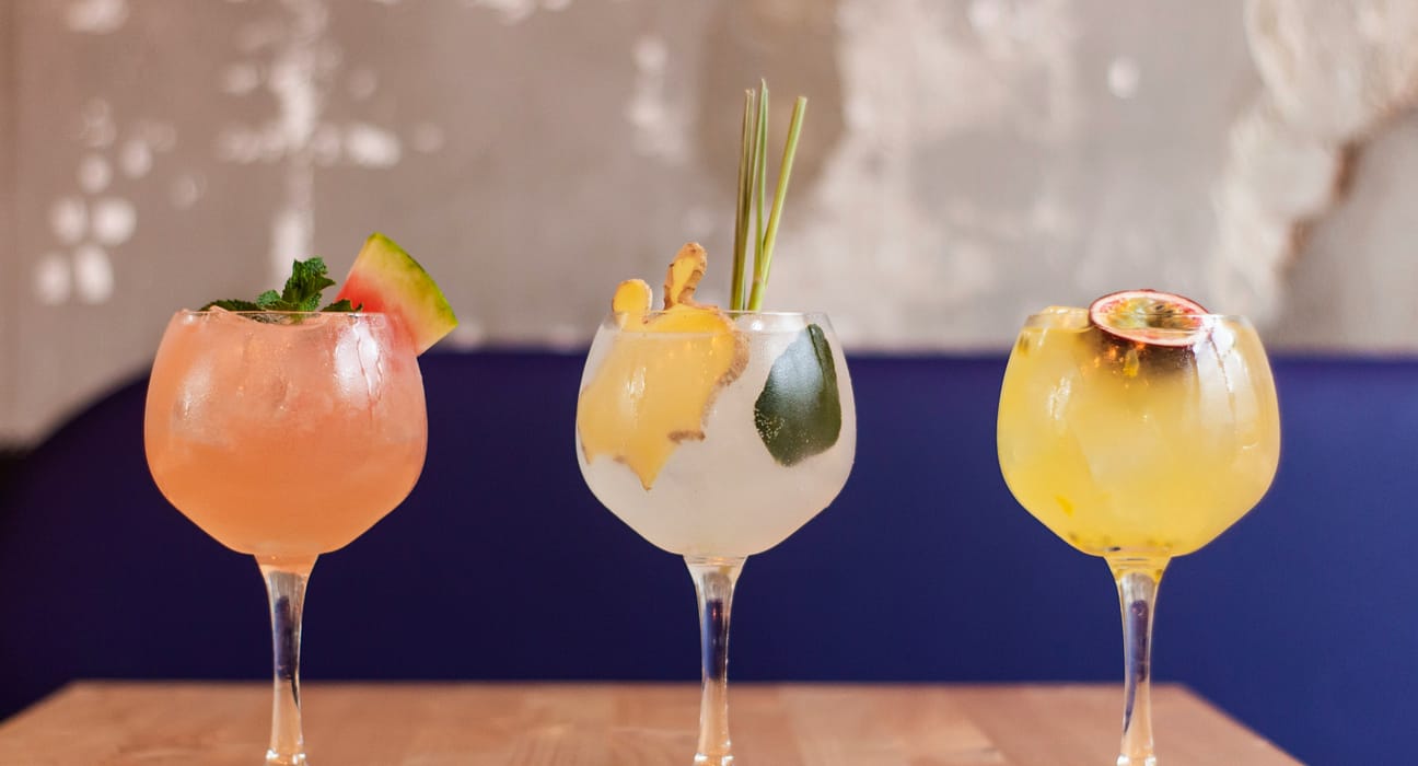 Răsfață-te cu o băutură rece de Sfânta Maria. Două rețete de cocktailuri delicioase, cu și fără alcool, perfecte pentru weekendul prelungit