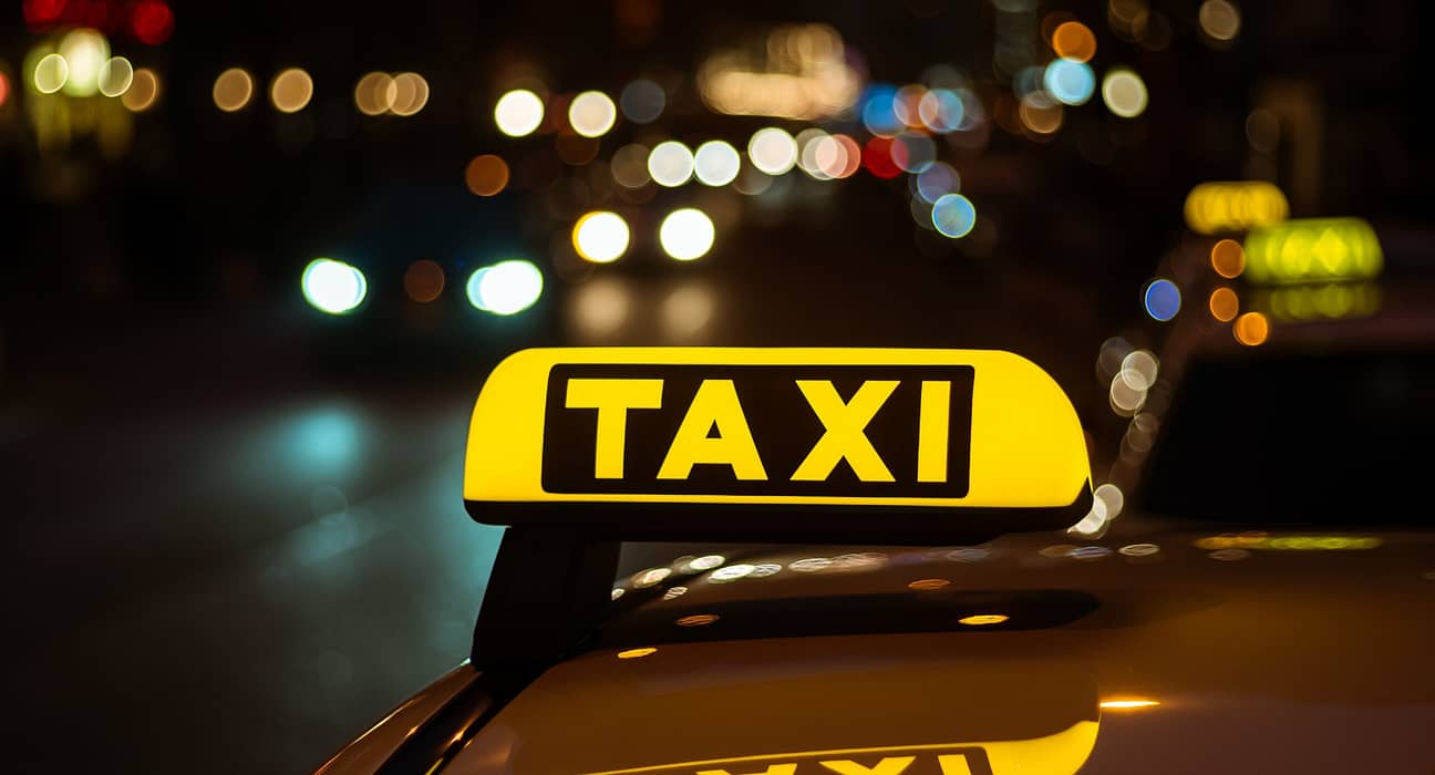 Taximetristă româncă, „legendă” în Ibiza: Sfidează de 20 de ani poliția și conduce propria rețea de șoferi