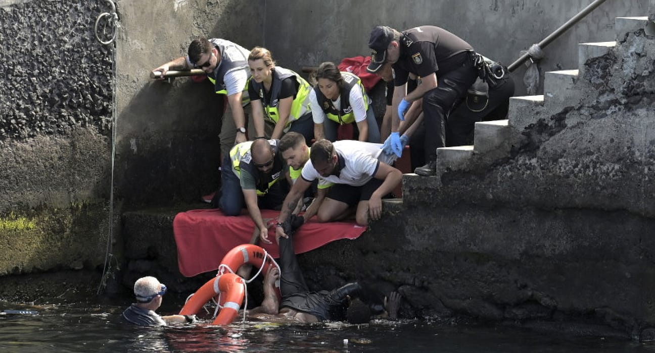 Guvernul britanic a găsit unde să ducă migranții, după ce 1000 au sosit în țară într-o singură zi