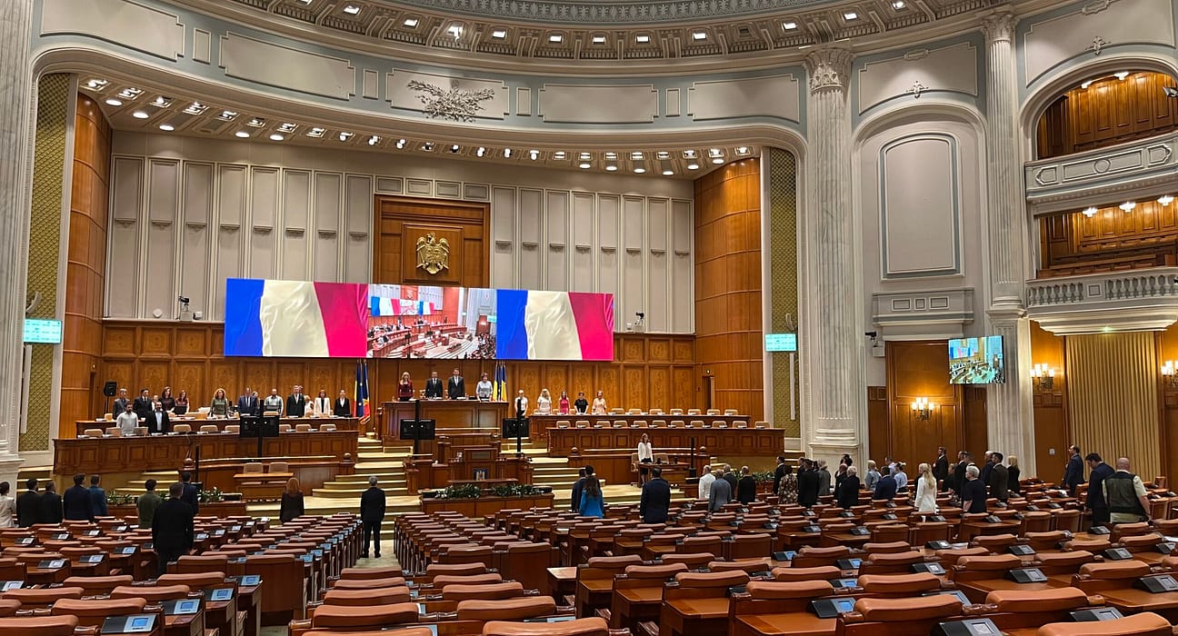Parlamentarii, obligați să declare cu cine se întâlnesc pentru a discuta despre proiecte de legi: „Nu e dictatură, e transparență” / Legea a fost adoptată de Parlament