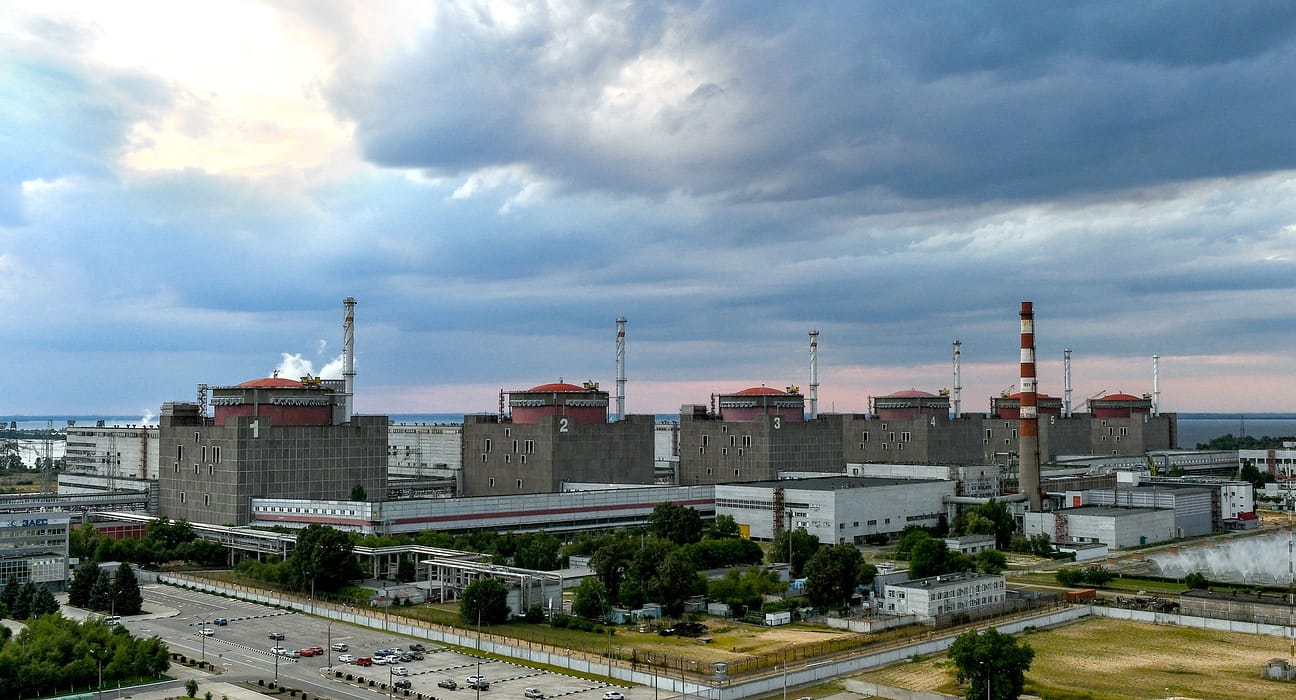 Bombardamente raportate la doar un kilometru de centrala nucleară Zaporojie. Avertismentul șefului AIEA