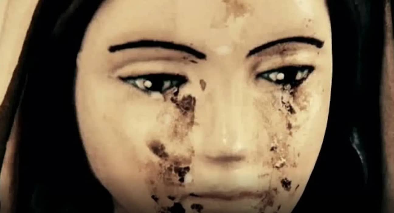 Escrocherie cu lacrimi de sânge : femeia din spatele ‘miracolului’ statuii care plânge, inculpată pentru înșelăciune