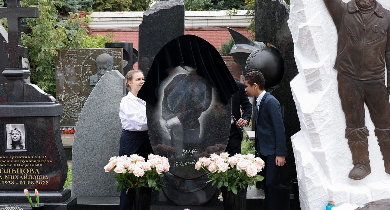 Un oficial rus, ținta unui asasinat într-un cimitir din Moscova, susține FSB. O vază-capcană, folosită în presupusul atentat