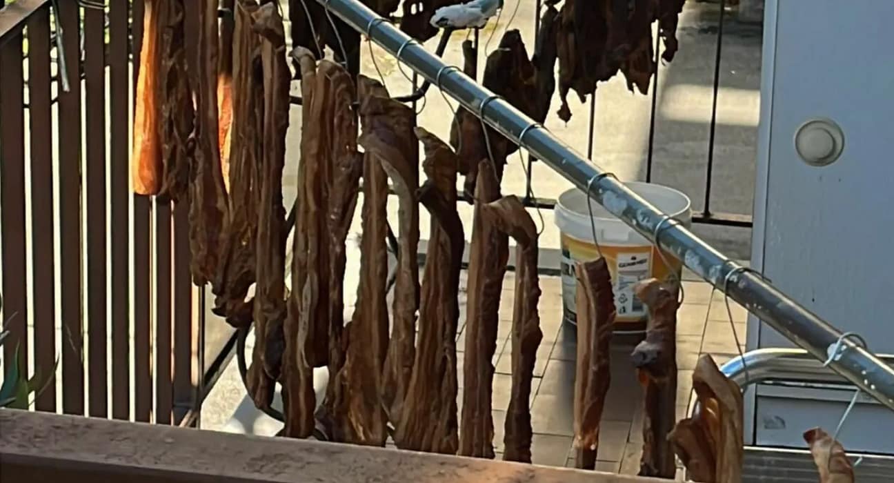 Șoc în Italia: Hălci de carne și afumături, puse ‘la uscat’ pe balcon, sânge picurând pe sub ferestre: ‘La noi în țară e normal’