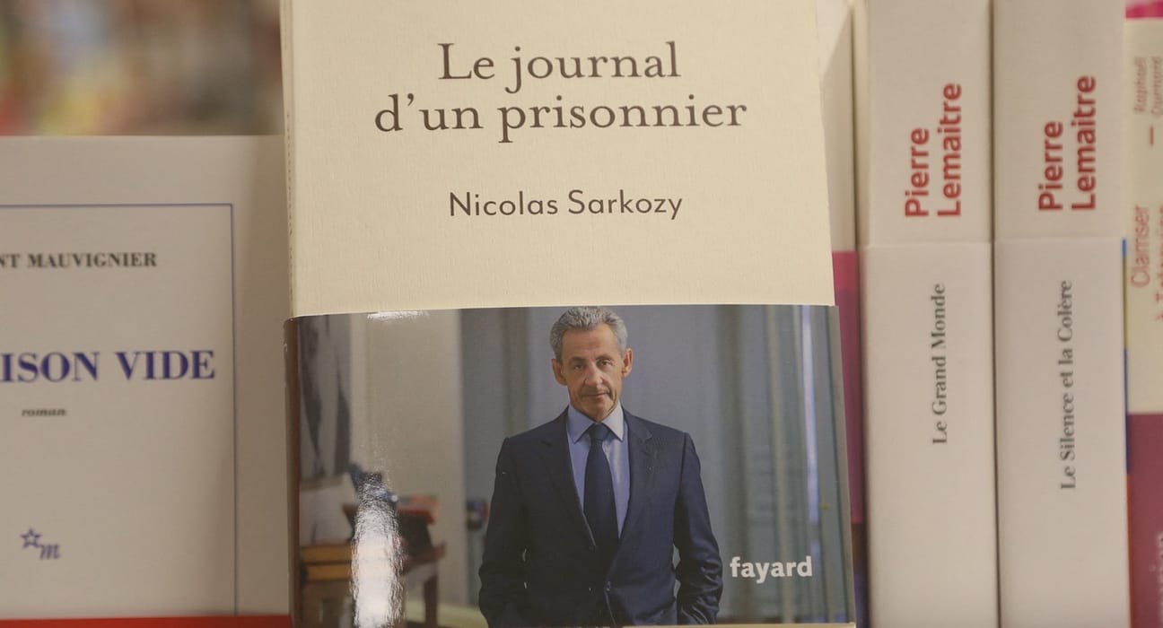 Sarkozy și-a lansat cartea „Jurnalul unui prizonier”, în care descrie cele 20 de zile petrecute în închisoare