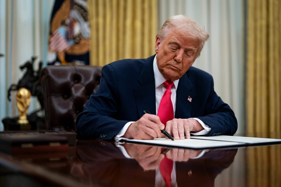 Trump semnând ordine executive în Biroul Oval. FOTO: EPA-EFE