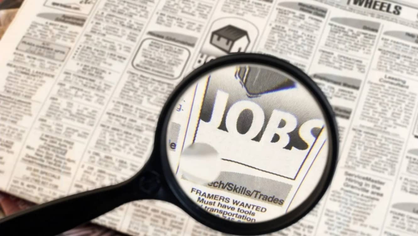 Lupa pusă pe cuvântul Jobs dintr-un ziar